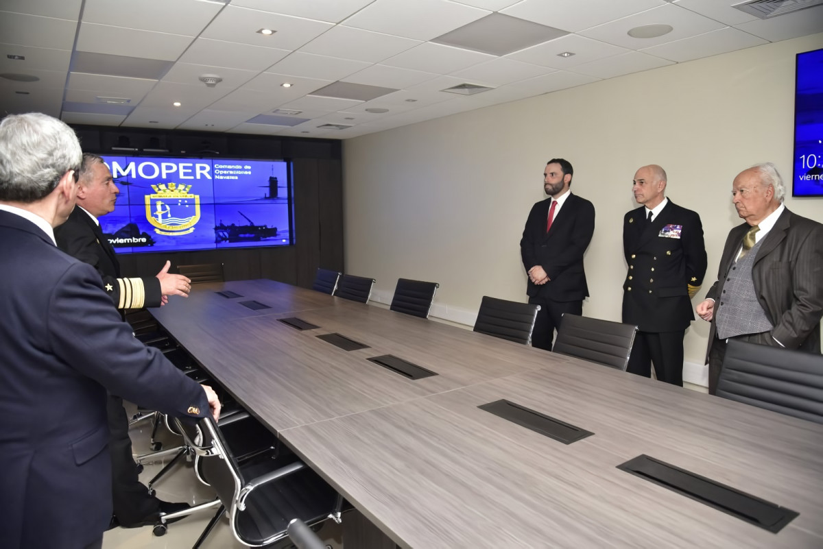 El almirante De la Maza y el subsecretario Montero en su recorrido por las instalaciones del nuevo edificio del Comando de Operaciones Navales Firma Armada de Chile