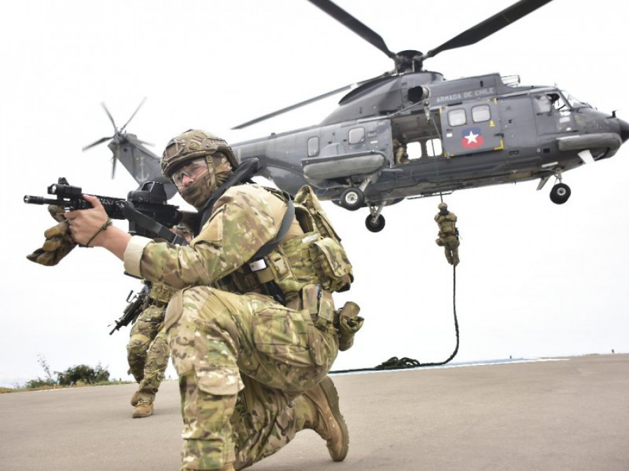 Operadores del Comando de Fuerzas Especiales en un ejercicio de inserción con un helicóptero Airbus  AS332L de la Aviación Naval Firma Armada de Chile