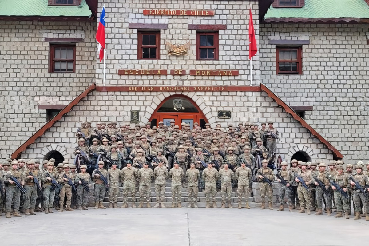 Alumnos del CBSA de Infanteru00eda junto a sus instructores Firma Escuela de Montau00f1a del Eju00e9rcito de Chile