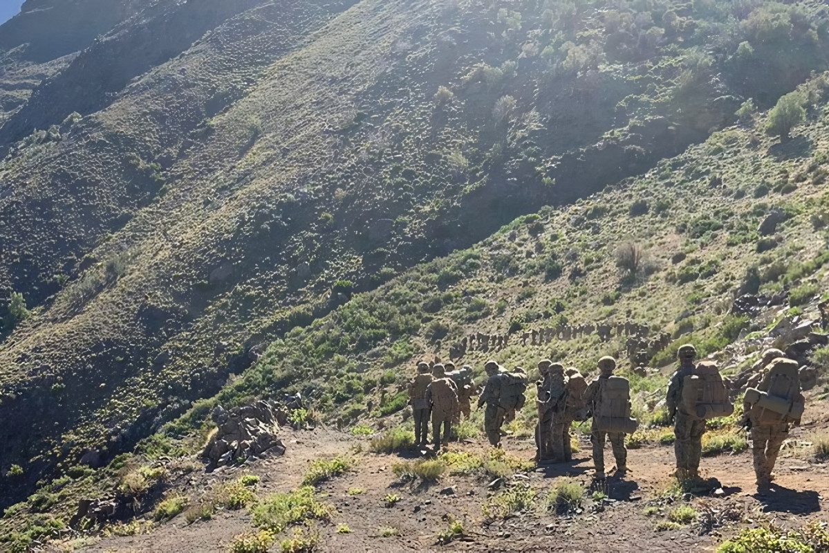 Los alumnos del CBSA de Infanteru00eda en una marcha andina Firma Escuela de Montau00f1a del Eju00e9rcito de Chile