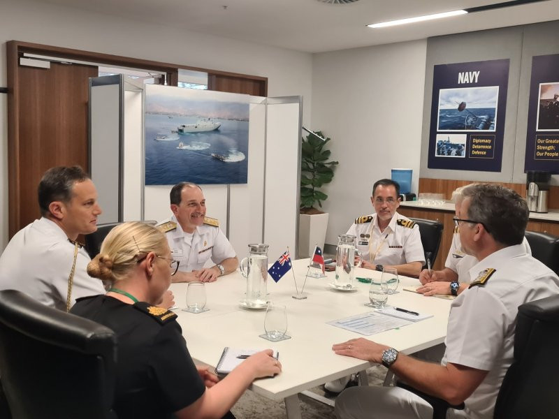 El vicealmirante Marcic (centro) en una reuniu00f3n bilateral con la Real Armada Australiana Firma Armada de Chile