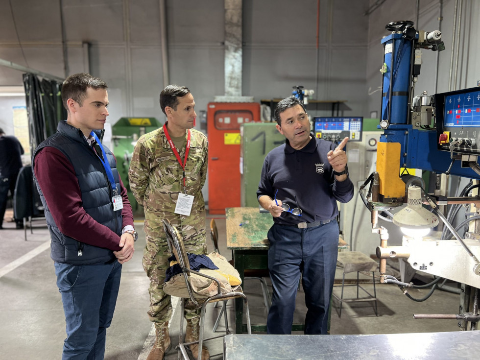 Visita de teniente coronel del Ejército Argentino a plantas de Talagante Firma Famae