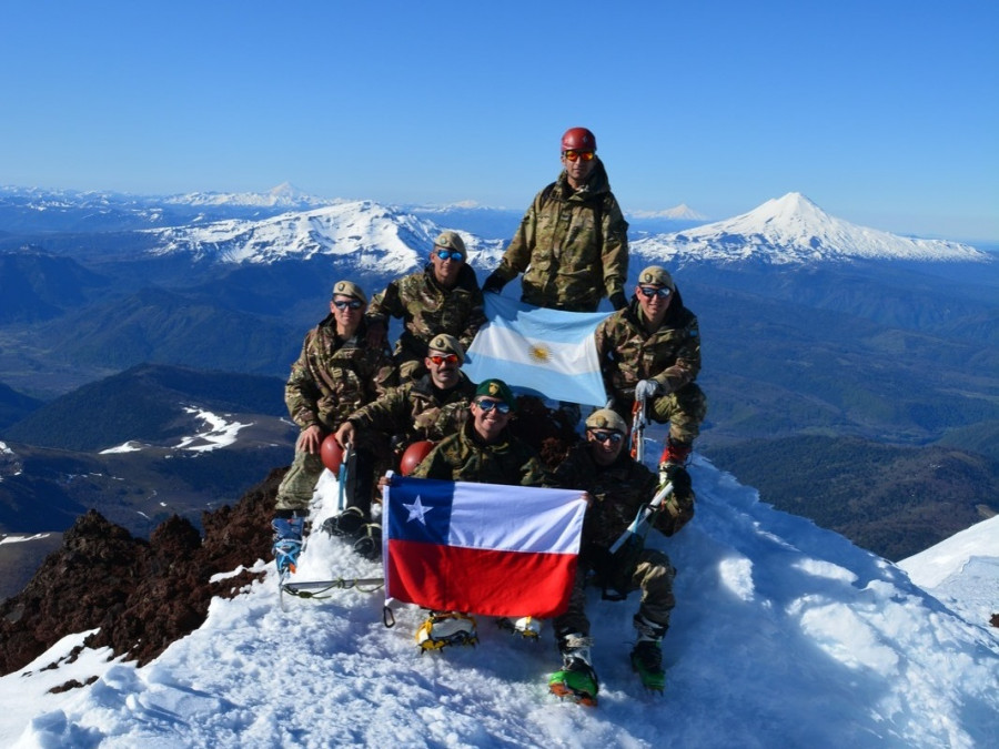 Los especialistas en montaña en la cumbre del volcán Lonquimay Firma Ejército de Chile