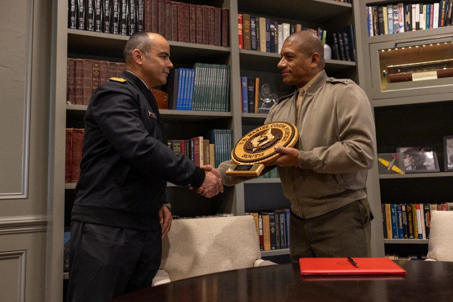 Intercambio de presentes entre el capitán de navío IM Enrique Aguilera de Chile y el coronel Victor Pastor del Marforsouth Firma Sgt Gabriel Durand USMC