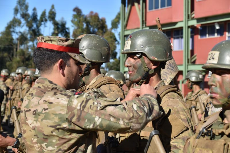 Entreha de piocha a uno de los 77 nuevos Infantes de Marina Firma Armada de Chile