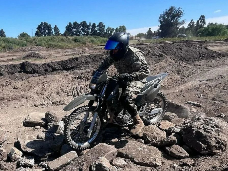 Curso de conducción y mantenimiento de motocicletas todo terreno Honda XR 250 Firma Destacamento de Montaña N17 Los Ángeles del Ejército de Chile