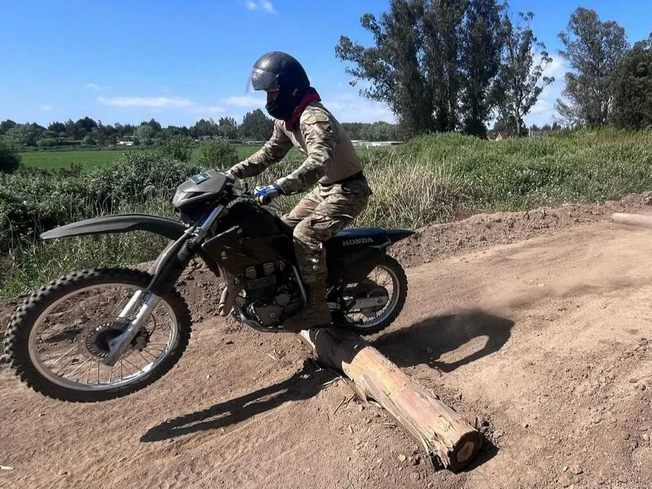 Curso de conducciu00f3n y mantenimiento de motocicletas todo terreno Honda XR 250 Firma Destacamento de Montau00f1a N17 Los u00c1ngeles del Eju00e9rcito de Chile 004