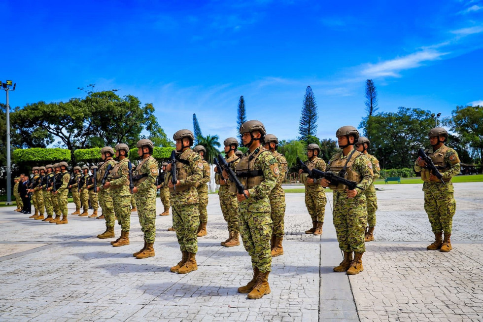 Militares salvadoreños reciben nuevo refuerzo presupuestario