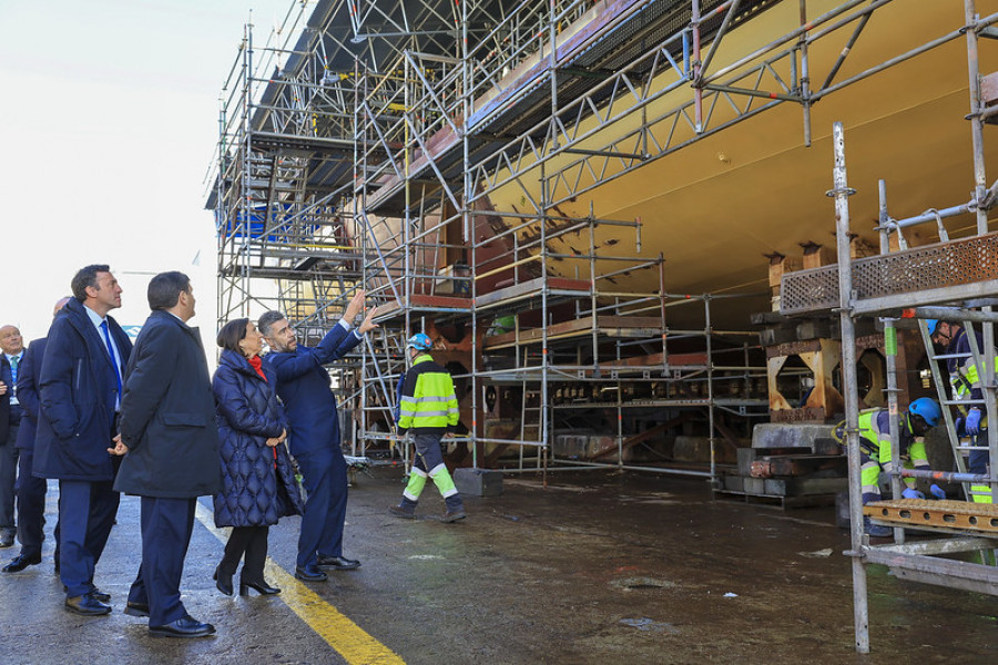 Robles supervisa los avances en la fragata F111 VI