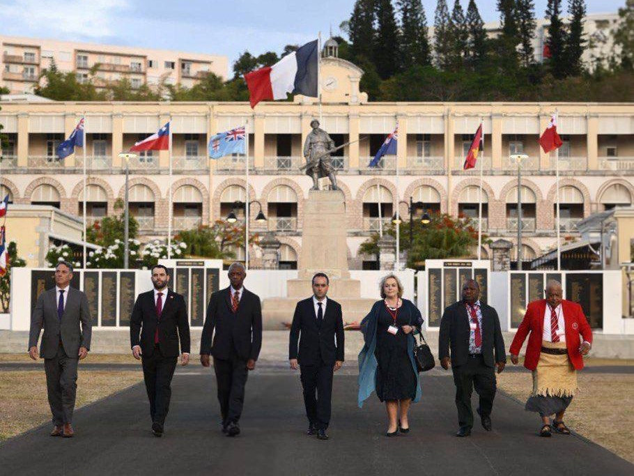 Los representantes de las siete pau00edses del Pacu00edfico Sur en el monumento a los cau00eddos en la plaza Bir Hakeim de Noumu00e9a Firma Ministerio de Defensa de Francia