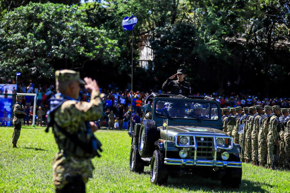 Ministro de Defensa de El Salvador pasa revista a tropas solo sin el comandante general de la FAES