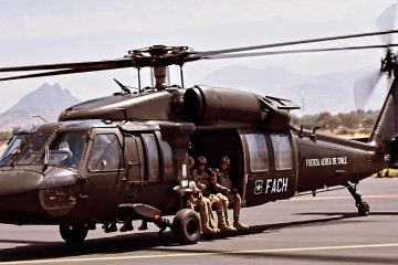 Personal de la Escpar y Fes realizan salto con paracaídas T 11 desde un Black Hawk de la FACh Firma Comando de Operaciones Especiales del Ejército de Chile