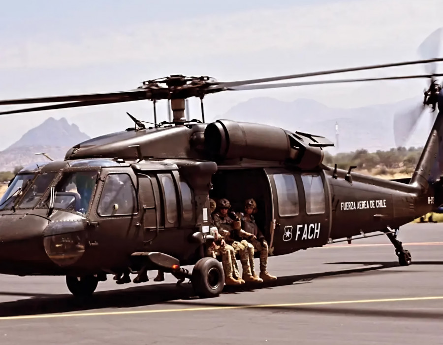 Personal de la Escpar y Fes realizan salto con paracaídas T 11 desde un Black Hawk de la FACh Firma Comando de Operaciones Especiales del Ejército de Chile