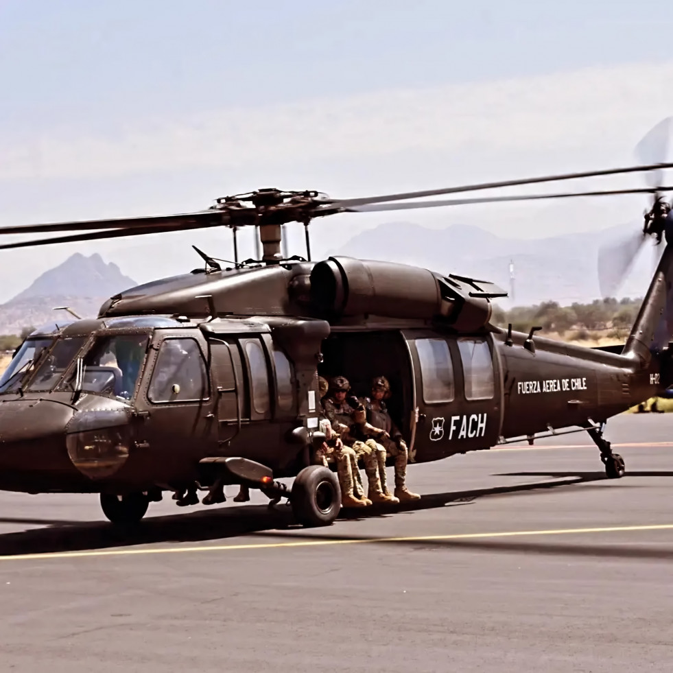 Personal de la Escpar y Fes realizan salto con paracaídas T 11 desde un Black Hawk de la FACh Firma Comando de Operaciones Especiales del Ejército de Chile