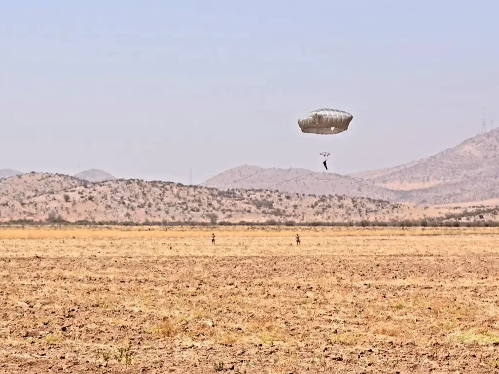 Salto con paracau00eddas T 11 desde un helicu00f3ptero Black Hawk de la FACh Firma Comando de Operaciones Especiales del Eju00e9rcito de Chile 004