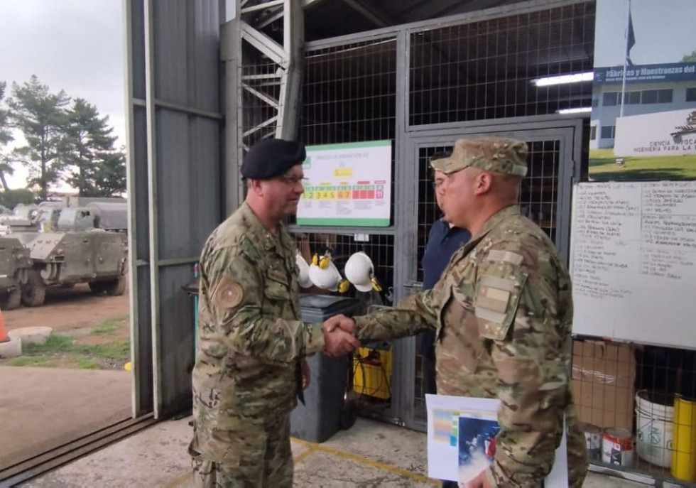 El vicealmirante Niemann en su visita al Subcentro de Mantenimiento Industrial Famae Victoria Firma Regimiento Logístico N3 Victoria del Ejército de Chile