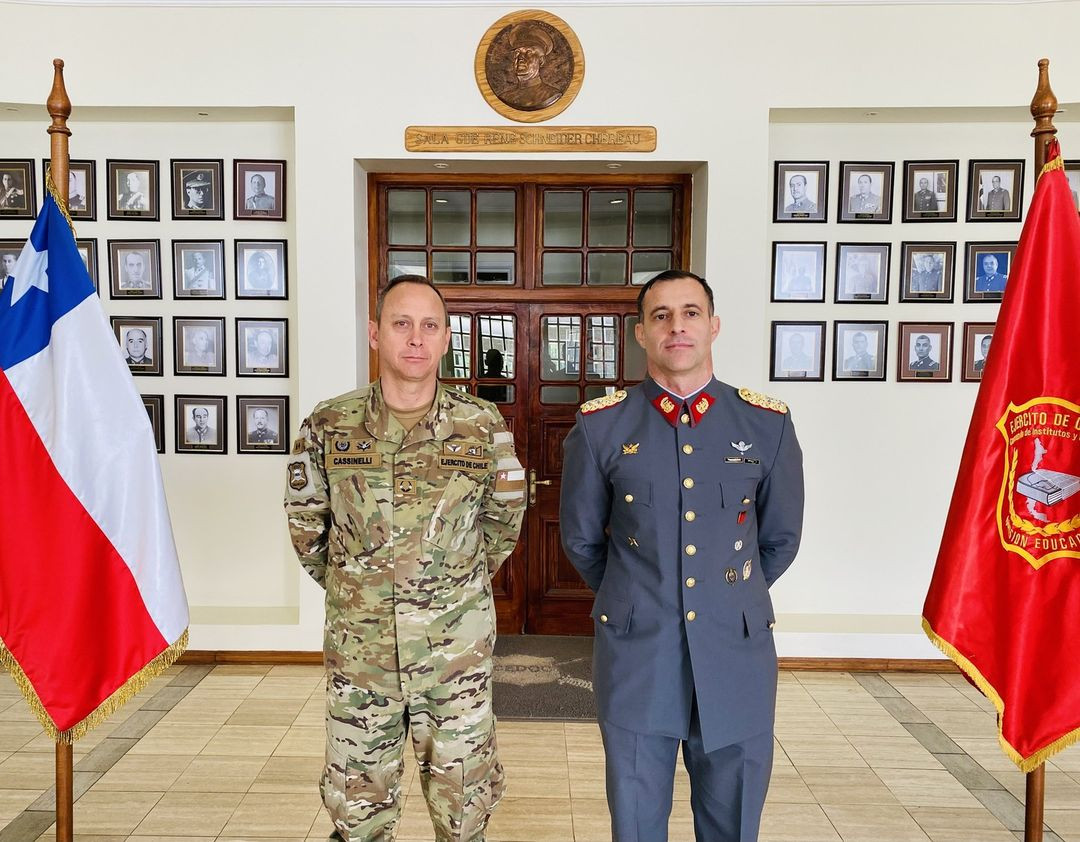 Teniente coronel Gerardo Hermosilla y general de brigada Gianfranco Cassinelli Firma Comando de Educaciu00f3n y Doctrina del Eju00e9rcito de Chile