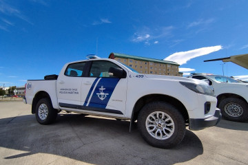 Camioneta Chevrolet Colorado con el logo y nueva imagen de la Policía Marítima Firma El Pingüino