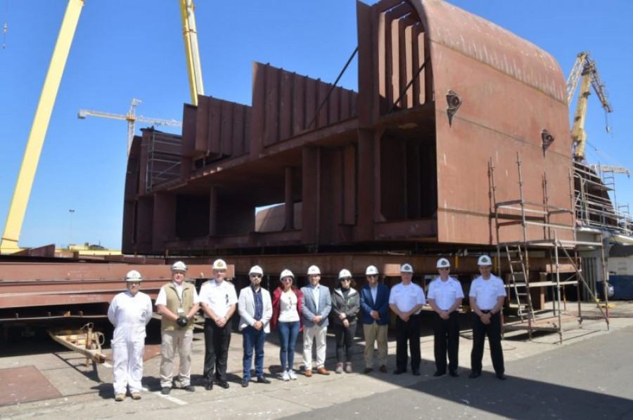 Bloques del buque multipropósito en la grada de construcción de Asmar Talcahuano Firma Armada de Chile