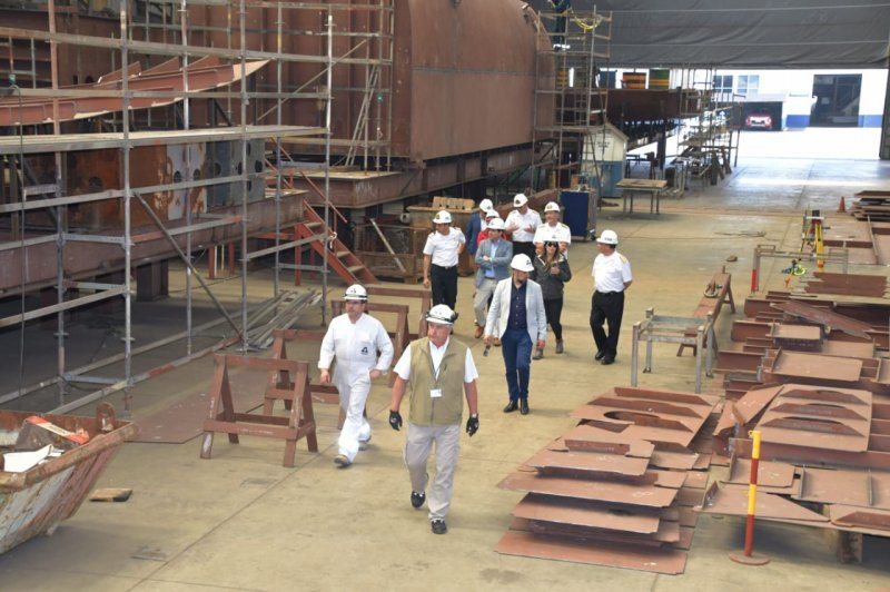 Los visitantes en el taller de armado de bloques de Asmar Talcahuano Firma Armada de Chile