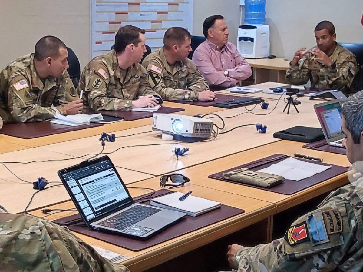 Personal de Estados Unidos en una de las reuniones de coordinaciu00f3n del ejercicio Southern Fenix 2024 Firma VI Divisiu00f3n del Eju00e9rcito de Chile