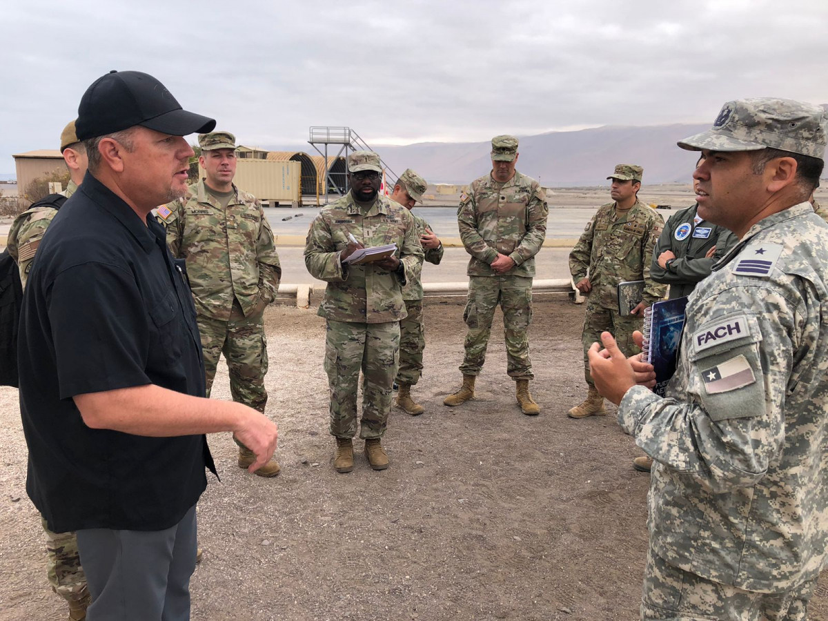 Personal del Arsouth en su visita a la base au00e9rea Los Cu00f3ndores de la FACH Firma VI Divisiu00f3n del Eju00e9rcito de Chile