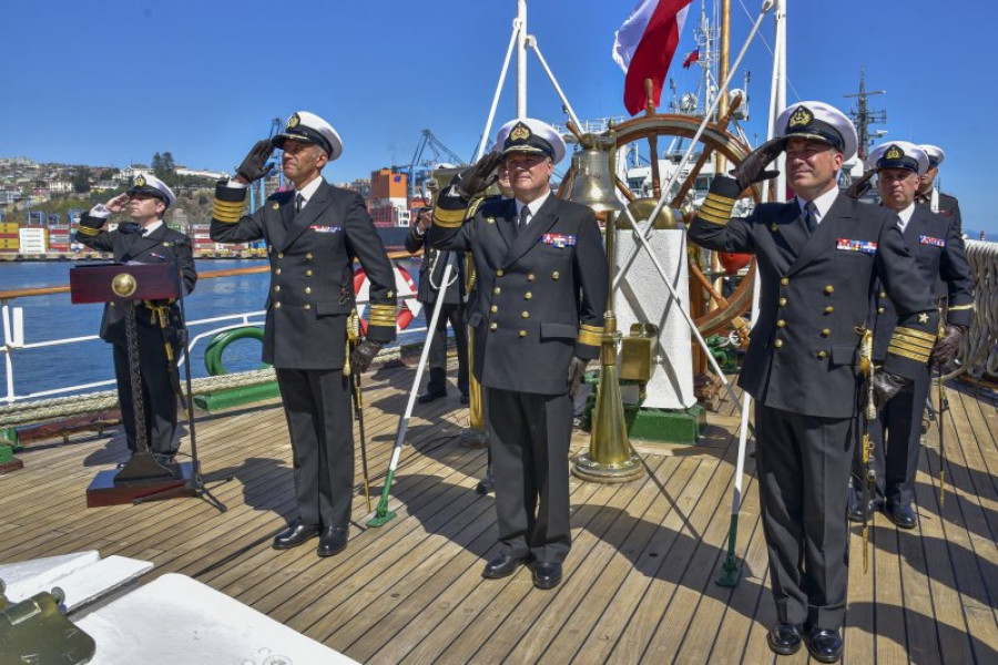 Cambio de mando en el buque escuela Esmeralda Firma Armada de Chile