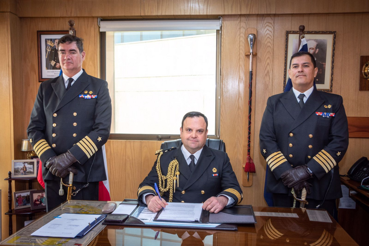 Cambio de mando en la Gobernaciu00f3n Maru00edtima de Punta Arenas Firma Armada de Chile 006