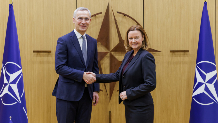 Jens Stoltenberg, secretario general de la OTAN, junto a la directora general de la NSPA, Stacy Cummings. Foto. OTAN