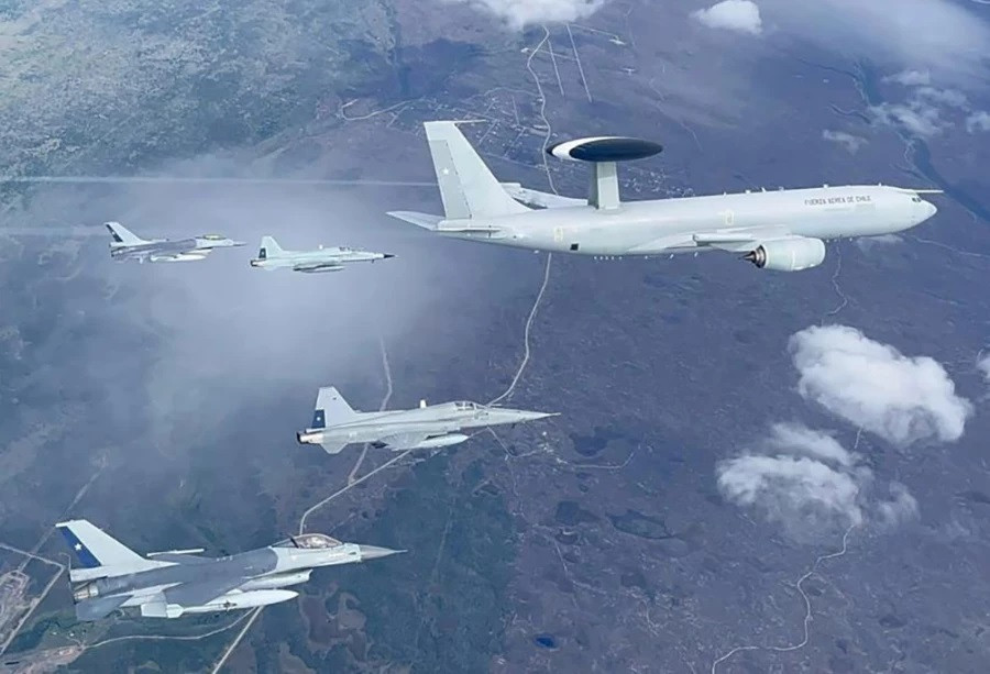 El país sudamericano cuenta con dos aviones de control y alerta temprana Boeing E 3D Sentry adquiridos de segunda mano a Reino Unido  e incorporados en 2022 Firma FACh