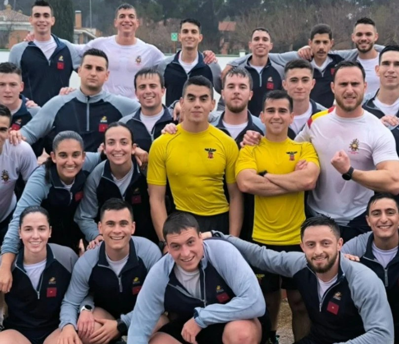 Los cadetes Nicolu00e1s Gonzu00e1lez y Pablo Aedo junto a sus compau00f1eros de la Academia General Militar de Zaragoza Firma Escuela Militar del Eju00e9rcito de Chile