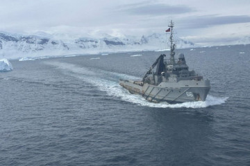 ATF 66 Galvarino en la Antártica Firma Armada de Chile