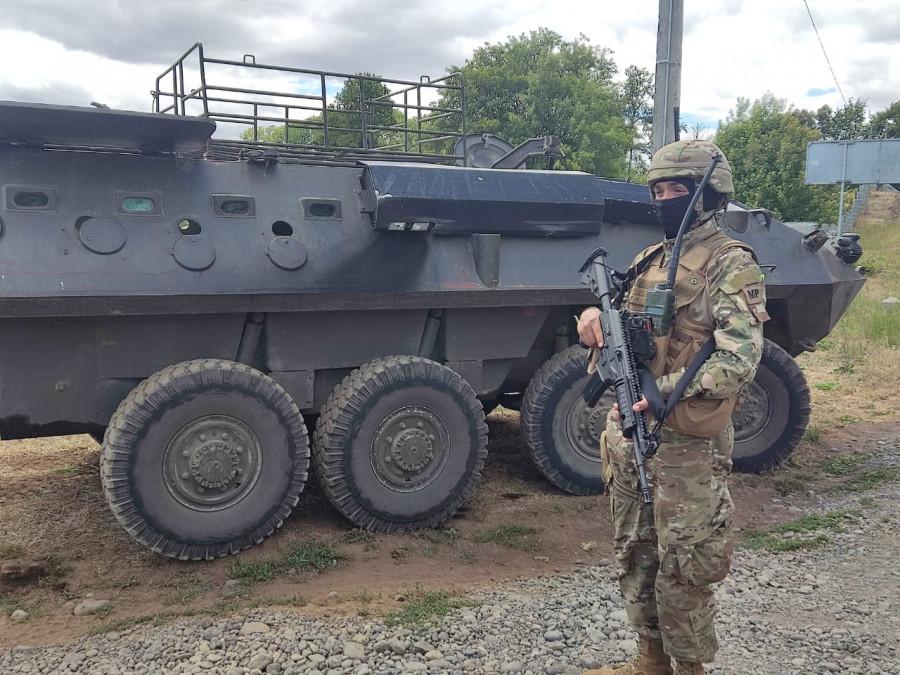 Efectivo del Regimiento de Policía Militar N1 Santiago cumpliendo labores de seguridad en la Macrozona Sur Firma Ejército de Chile