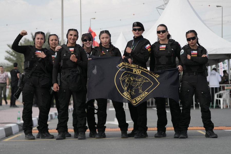 Equipo de la Brigada de Reacción Táctica Metropolitana de la PDI que participó en el UAE Swat Challenge 2024 Firma Policía de Dubai