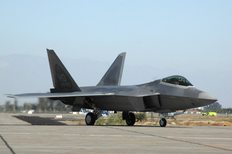 Lockheed Martin F 22 de la Fuerza Aérea de Estados Unidos en una de sus participaciones en Fidae Firma FACh