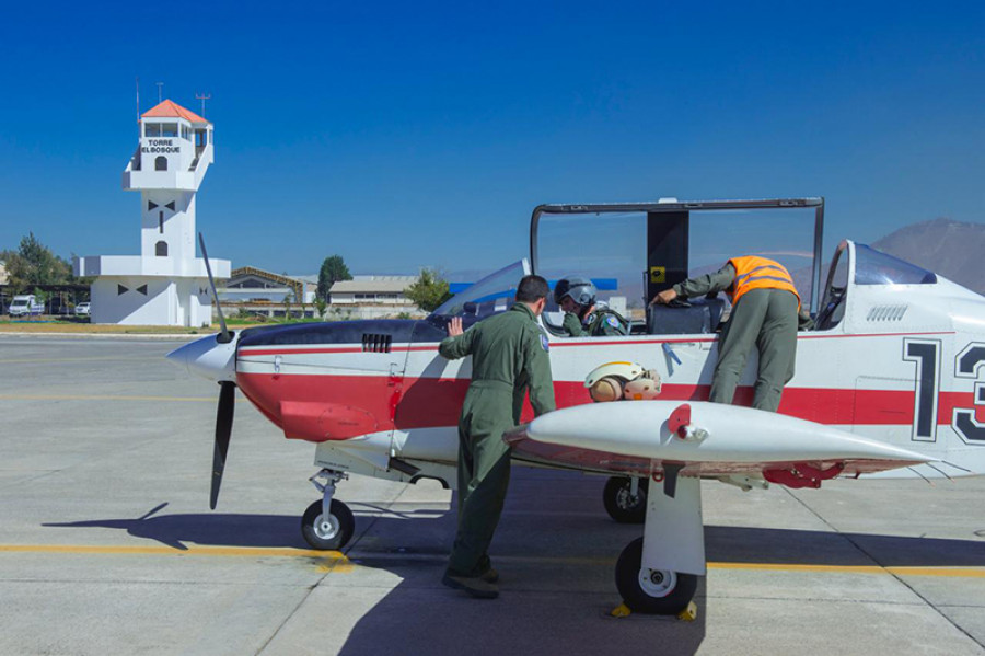 Un subalférez de la Escuela de Aviación Capitán Manuel Ávalos Prado se prepara para iniciar un vuelo en un T 35 Pillan desde la base aérea El Bosque Firma FACh