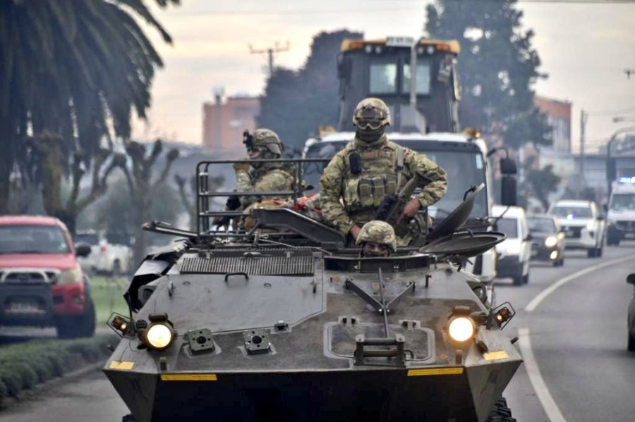 Personal de Infantería de Marina de la Armada de Chile a bordo de un carro Mowag Piraña en un área urbana de la Macrozona Sur Firma Jedena Biobío