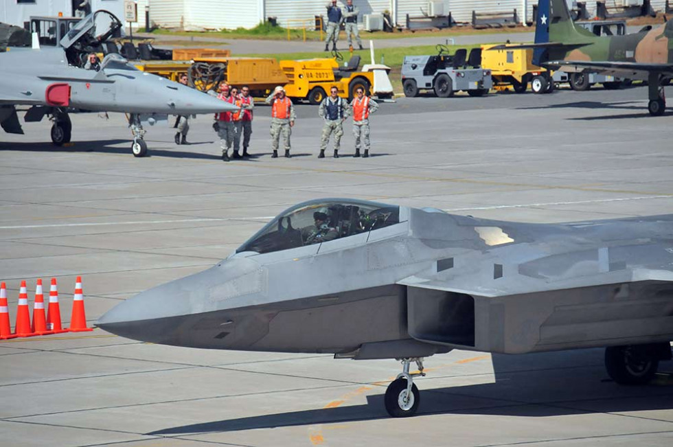 El caza Lockheed Martin F 22 Raptor en Fidae 2022 Firma FACh