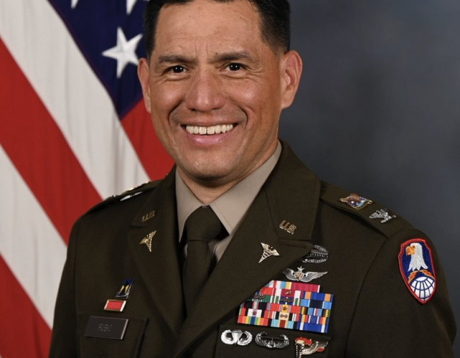 Astronuata Frank Rubio es condecorado con el Dispositivo de Astronauta del Ejército