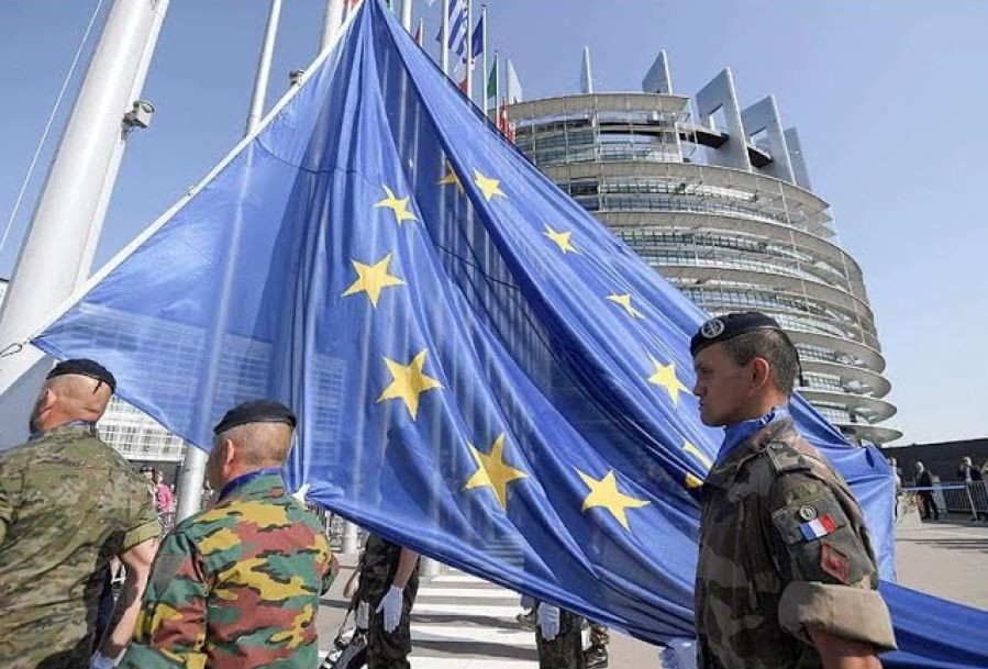 Soldados de distintos países con la bandera de la Unión Europea. Foto. UE