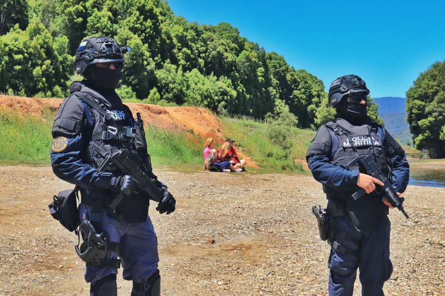 Personal de Policía Marítima en labores de seguridad en el Lago Lanalhue Firma Armada de Chile