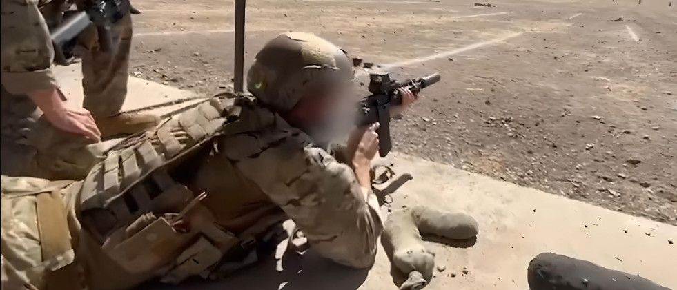 Operador de la BOE Lautaro efectuando tiro de polígono con fusil IWI Arad calibre 556 x45 mm Firma Ejército de Chile