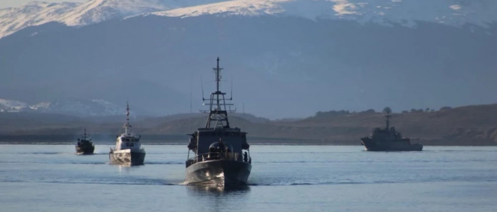 Buques chilenos y argentinos navegando en el Canal Beagle Firma Armada de Chile