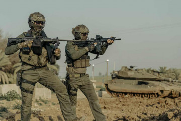 Bajo la empuñadura de la ametralladora Negev que porta el primer soldado se observa el sistema informatizado Arbel. Foto. IWI