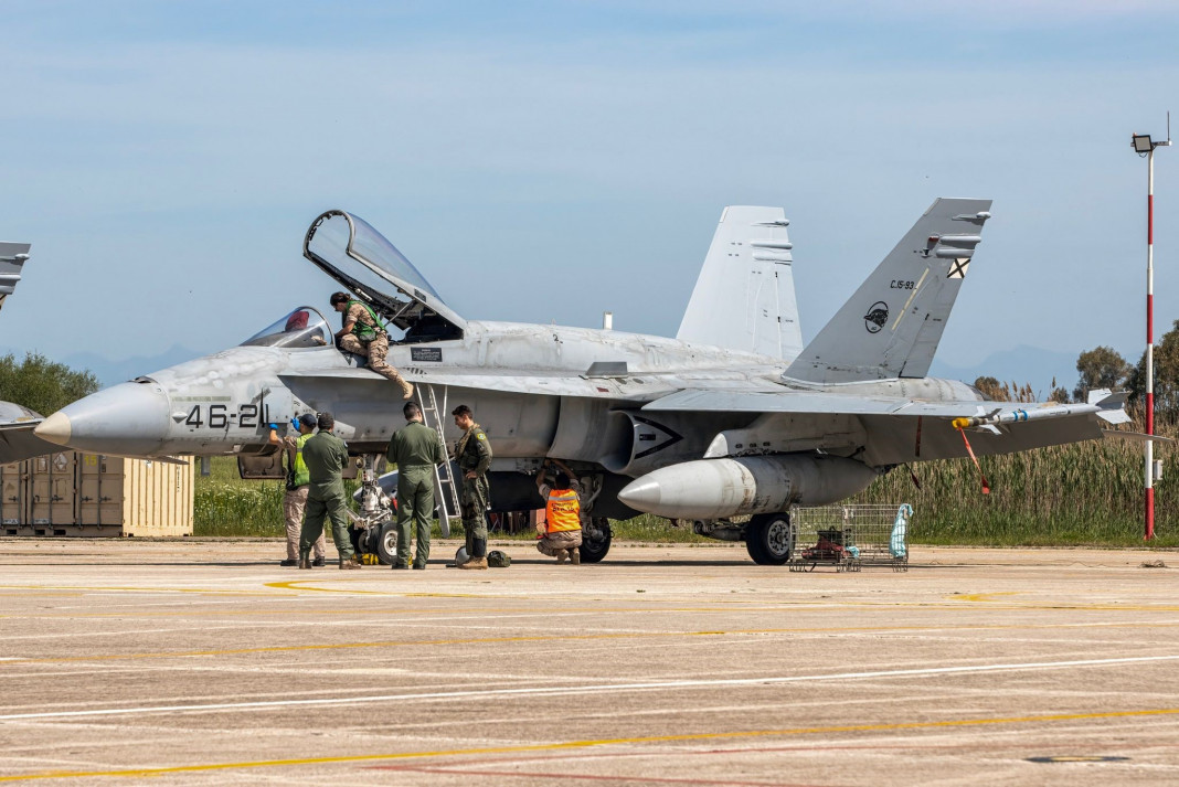 Preparando los F18  gran canaria antes de partir a a grecia ejercicio iniochos Foto Ejército del Aire