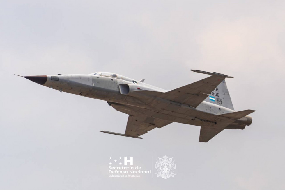 Vuelo de desmostracion por aniversario de FAH de uno de los Northrop F5 remozados