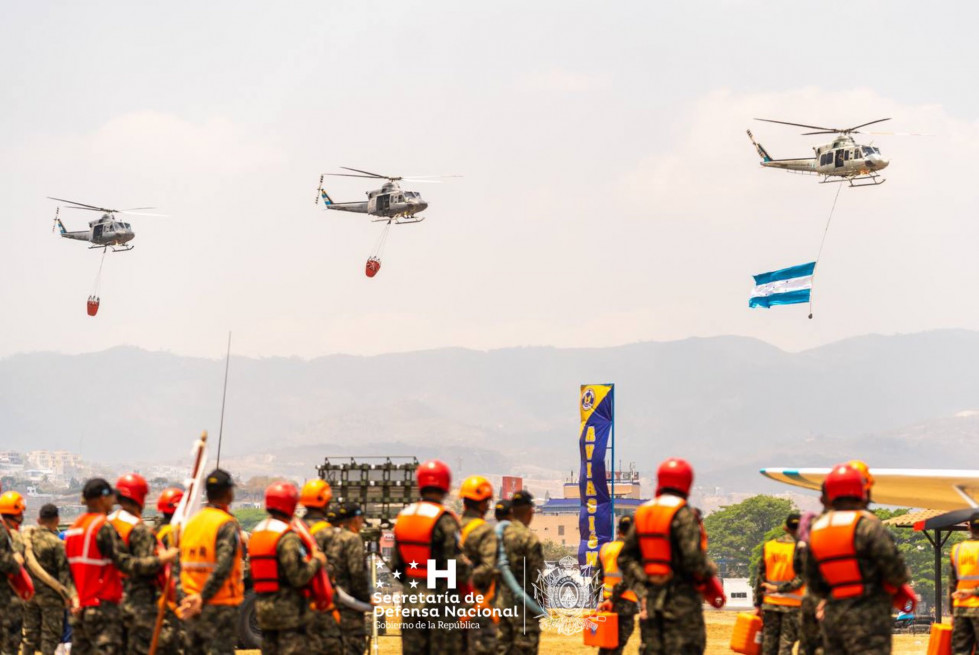 Bell 412 de la FAH con dos equipados con Bambi Bucket