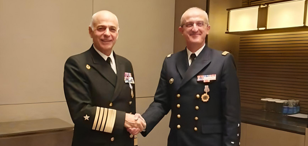 El almirante De la Maza y el jefe de Estado Mayor de la Marina Nacional de Francia, almirante Nicolas Vaujour, estrechan la mano en el marco de su reunión en el WPNS 2024 Firma Armada de Chile
