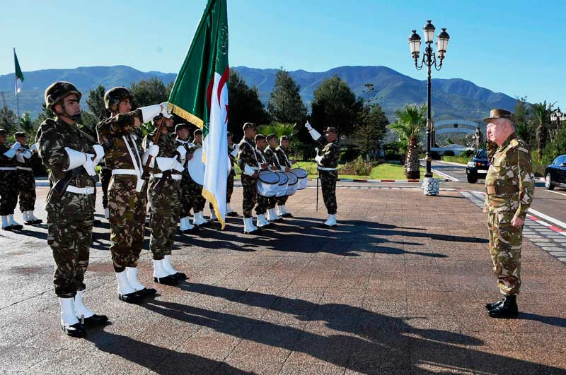 El jefe de Estado Mayor del Ejército de Argelia, el general Säid Chanegriha, pasando revista a tropas del país. Foto. Ministerio de Defensa de Argelia