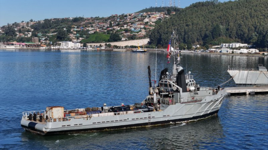 El ATF 66 Galvarino arribando al muelle 360 de la base naval Talcahuano Firma Armada de Chile